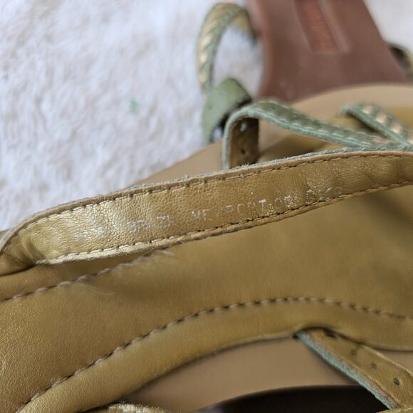 Unisa Newport Thong Sandals Flip‎ Flops Green Woven Leather Medallion Womens 9.5 - Picture 5 of 5